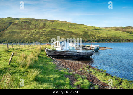 Alte Fischerboote am Loch Harport auf der Insel Skye in Schottland Stockfoto