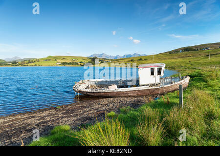 Eine alte verlassene Boot am Ufer des Loch Harport auf der Insel Skye in Schottland ruhen Stockfoto