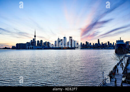 Touristen auf einer Promenade mit Blick auf die Downtown Skyline der Stadt in der Dämmerung; Toronto, Ontario, Kanada Stockfoto