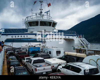 Die Fähre befördert Fahrzeuge und Menschen über Kootenay See von Kootenay Bay zu Balfour; Sanca, British Columbia, Kanada Stockfoto