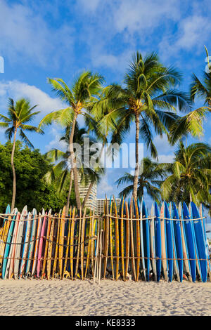 Ein Rack mit bunten Surfbrettern aufgereiht am Strand von Waikiki, Honolulu, Oahu, Hawaii, Vereinigte Staaten von Amerika Stockfoto