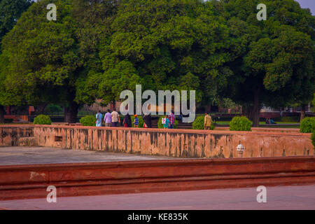 Delhi, Indien - 25. September 2017: unbekannte Menschen zu Fuß im Außenbereich in der Nähe der sawan oder bhadon Pavillon in Hayat baksh bagh von Red Fort in Delhi Stockfoto