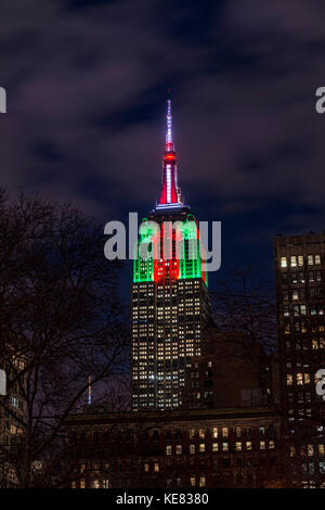 Empire State Building in weihnachtlichen Farben; New York City, New York, Vereinigte Staaten von Amerika Stockfoto