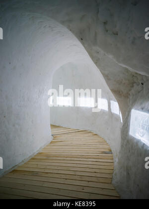 Holzbretter Linie ein Gehweg in Iglootel Lappland; Arjeplog, Norrbotten County, Schweden Stockfoto