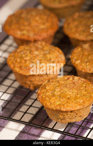 Frisch gebackene Zucchini muffins Kühlung auf einem Rack Stockfoto