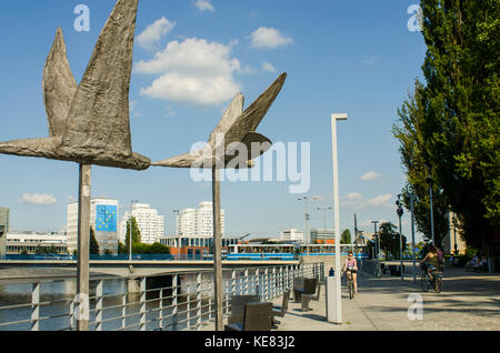 Stahl Vogel Skulpturen auf Dunikowskiego Boulevard entlang des Flusses Odra, Wroclaw, Polen Stockfoto