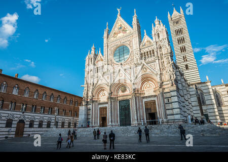 Fassade der Alten weißem und rotem Marmor der Dom von Siena, Siena, Italien Stockfoto