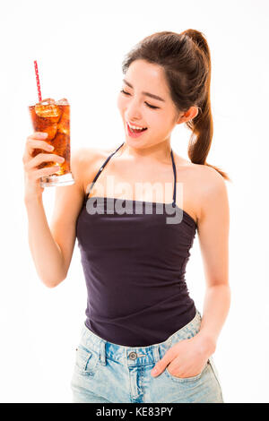 Junge lächelnde Frau im Sommer Kleidung posing Holding Eiskaffee Stockfoto