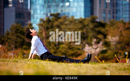 Geschäftsmann eine Pause im Park, tagsüber Stockfoto
