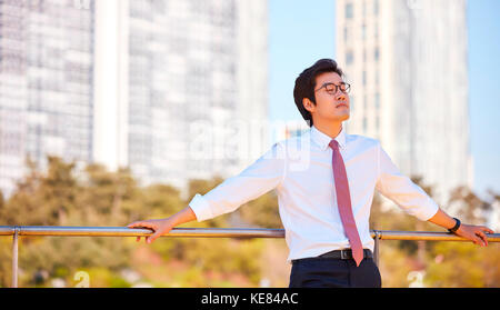 Geschäftsmann eine Pause im Freien während der Tageszeit Stockfoto