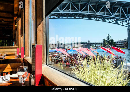 Seattle Lake Union und Ship Canal Bridge durch Ivar's Seafood Restaurant gesehen Stockfoto