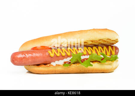 Appetitlich Hot Dog mit Senf isoliert auf weißem Stockfoto