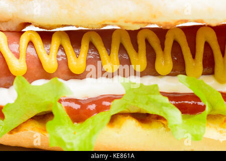 Appetitlich Hot Dog mit Senf isoliert auf weißem Stockfoto