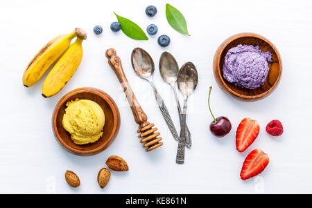 Flach Eis mit verschiedenen Früchten Himbeere, Heidelbeere, Erdbeere, Banane, Kirsche setup auf weißem Hintergrund. Sommer und süßen Menü Konzept. Stockfoto