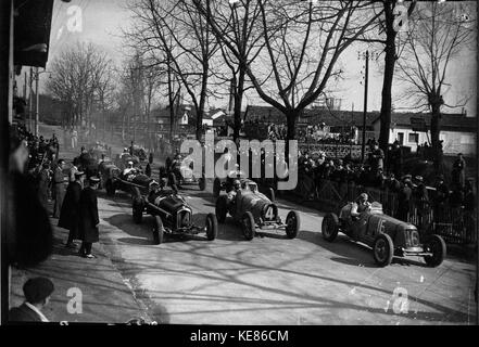 Dieses Foto zeigt den Beginn des Grand Prix de Pau 1935, einer legendären Motorsport-Veranstaltung in Pau, Frankreich. Das Bild zeigt den Start des Rennens, einen wichtigen Moment in der Geschichte des Motorsports. Stockfoto