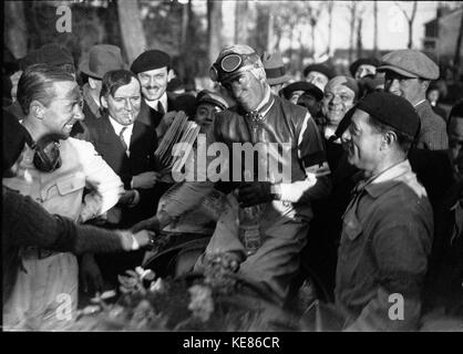 Tazio Nuvolari nach dem Sieg an der 1935 Grand Prix de Pau Stockfoto