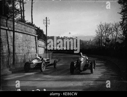 Beim Grand Prix de Pau 1935 traten namhafte Fahrer, darunter Brunet und Dreyfus, an einem der ersten großen Motorsportveranstaltungen an. Das Rennen in Pau, Frankreich, ist bekannt für seine anspruchsvolle Rennstrecke und seinen bedeutenden Einfluss auf die Entwicklung des Motorsports. Stockfoto
