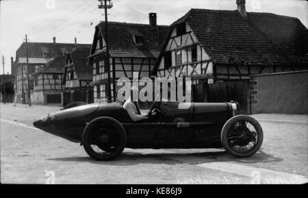 Ein Foto von Henry Segrave während des Großen Preises von Frankreich 1922, einer der frühen Motorrennveranstaltungen im 20. Jahrhundert. Stockfoto
