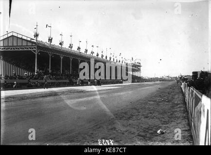 Dieses Foto zeigt die Tribünen beim Großen Preis von Frankreich 1908 in Dieppe und zeigt die frühen Jahre des Motorsports und die Beliebtheit der Veranstaltung. Stockfoto