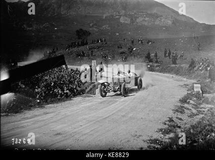 Christian Lautenschlager in seinem Mercedes an der Targa Florio 1922 Stockfoto