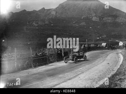 Pietro Cattaneo in seinem Ceirano bei der Targa Florio 1922 (2) Stockfoto