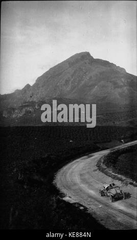 Die Targa Florio 1922 war ein historisches Automobilrennen in Sizilien. Dieses Bild zeigt eine Kurve während des Rennens und zeigt die anspruchsvolle Strecke und den intensiven Wettkampf zwischen den Fahrern. Stockfoto