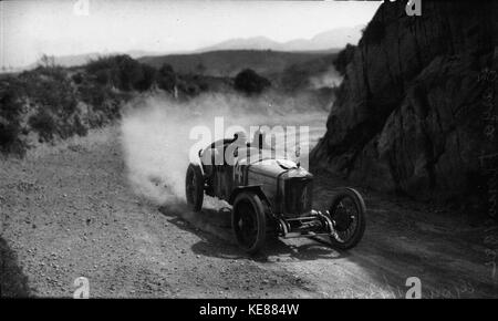Ein Foto von Jules Goux während der Targa Florio 1922, einem berühmten Motorrennen in Sizilien. Das Bild fängt Goux in seinem Fahrzeug ein, der an einem der prestigeträchtigsten Motorsportveranstaltungen des frühen 20. Jahrhunderts teilnahm. Stockfoto