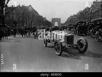 Dieses Foto zeigt die Autos, die 1922 an der Targa Florio teilnahmen, einem der renommiertesten Autorennen Italiens. Das Bild zeigt die Fahrzeugkonstruktionen und -Technologien, die Anfang des 20. Jahrhunderts verwendet wurden. Stockfoto