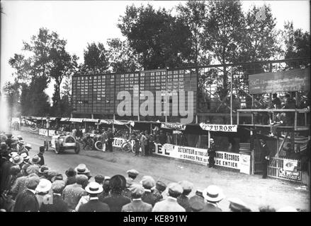 Anzeigetafel am 1913 Grand Prix de France in Le Mans Stockfoto