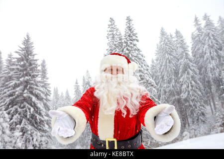 Santa Claus auf Schnee im Winter zu Weihnachten Stockfoto