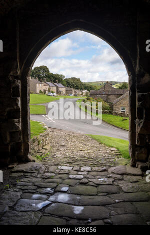 Eingang Schloss in wensleydale, North Yorkshire, Bolton, England. Blick auf das Dorf Castle Bolton durch den Bogen. Stockfoto