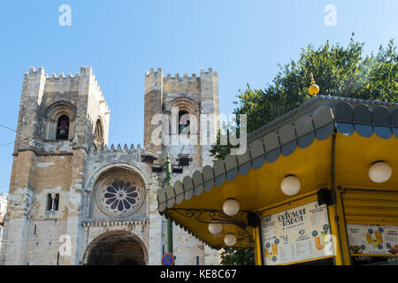 Ein Kiosk vor der Sé de Lisboa (Igreja de Santa Maria Maior), der Kathedrale von Lissabon in Lissabon, Portugal. Stockfoto