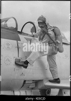 Der Williamtown Air Base Sabre Trials Flight war ein wichtiger Meilenstein in der australischen Luftfahrtgeschichte. Das Flugzeug wurde offiziell an den 78 Wing der Royal Australian Air Force (RAAF) übergeben, was einen entscheidenden Moment in der Luftfahrt und Entwicklung des Militärs darstellt. Stockfoto