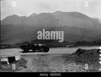 Tazio Nuvolari in seinem Alfa Romeo 8C 2300 Monza an der Targa Florio 1932 Stockfoto