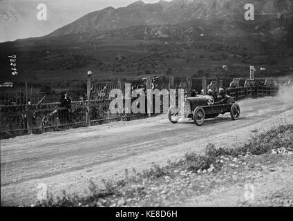 Antonio Ascari in seinem Alfa Romeo 20 30 ES an der Targa Florio 1922 Stockfoto