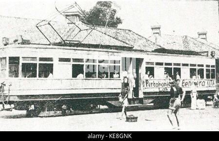 Dieser Titel bezieht sich wahrscheinlich auf einen historischen Bericht oder eine Sammlung von Schriften über den indonesischen Unabhängigkeitskampf. Der Schwerpunkt liegt auf der Verteidigung der nationalen Identität und dem Kampf, der durch die Flagge symbolisiert wird, wobei die emotionale und patriotische Dimension des Konflikts erforscht wird. Stockfoto