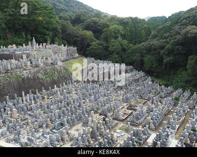 Ein Blick auf den Hügel Friedhof Teil der Otani Mausoleum in Kyoto, Japan Stockfoto