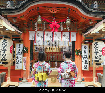 Ansicht der Rückseite zwei Mädchen tragen Kimonos, ein Wunsch am Jishu-jinja inneren Heiligtum innerhalb der Kiyomizu-dera Tempel in Kyoto, Japan Stockfoto