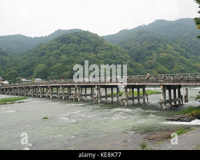 Ein Blick auf die berühmte Togetsu-kyo Brücke über den Fluss Katsura in Arashiyama in Kyoto, Japan Stockfoto