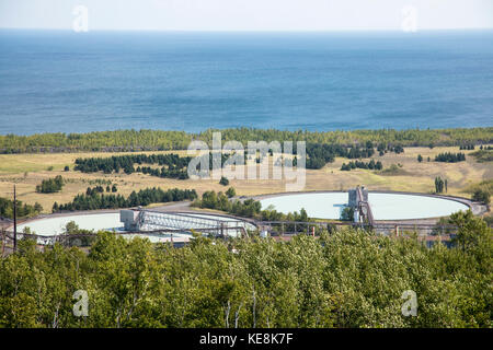 Silver Bay, Minnesota - Klärung Teiche an der Northshore Bergbau taconite Verarbeitungsbetrieb am Ufer des Lake Superior. die Teiche zu recyceln verwendet werden. Stockfoto