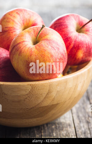 Frische rote Äpfel in Houten. Stockfoto