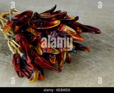 Getrocknete rote Chilis auf Holz Schneidebrett Stockfoto