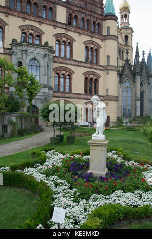 Burggarten und Orangerie angelegten Gärten von Schloss oder Palast in Schwerin, Deutschland. Das schloss nun Funktionen als Landtag. Stockfoto