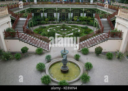 Burggarten und Orangerie angelegten Gärten von Schloss oder Palast in Schwerin, Deutschland. Das schloss nun Funktionen als Landtag. Stockfoto