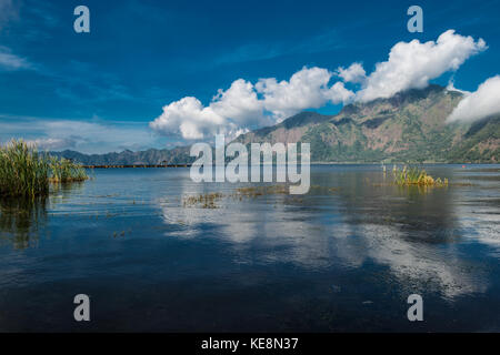 Anzeigen Batur See in der Nähe von Vulkan Gunung abang in Insel Bali, Indonesien. Stockfoto