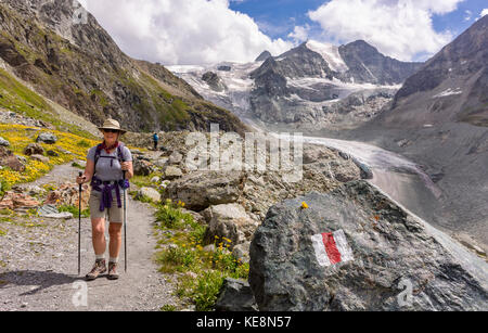 Moiry Tal, Schweiz - Frau Wandern auf Haute Route, Moiry Gletscher Berglandschaft, in den Walliser Alpen im Kanton Wallis. Stockfoto