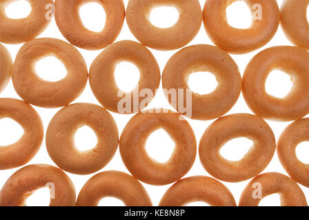 Viele Bagels auf weißem Hintergrund. Beschneidungspfad enthalten. Stockfoto