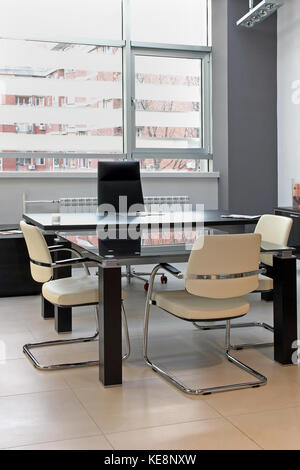 Small Office Besprechungsraum Einrichtung mit modernen Möbeln Stockfoto