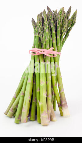 Frische Spargelspitzen mit rosa Krawatte gebündelt isoliert. Stockfoto