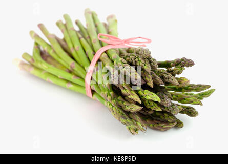 Frische Spargelspitzen mit rosa Krawatte gebündelt isoliert. Stockfoto